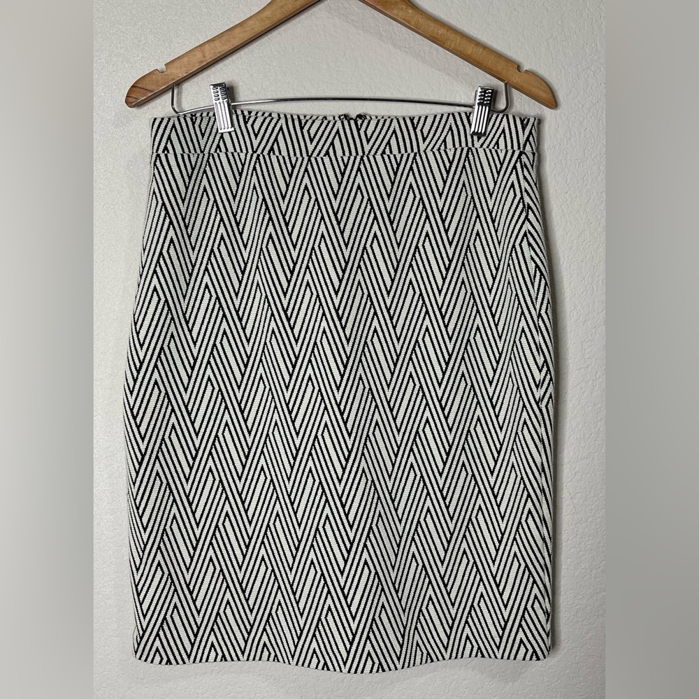 Banana Republic Zigzag Stretch Pencil Skirt Black and White Geometric Size 8